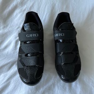 Giro Cycling shoe with cleat/clips - size men’s 5.5